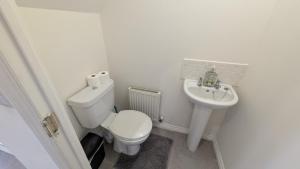 Large Modern House with Private Parking