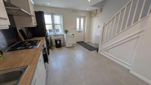 Large Modern House with Private Parking