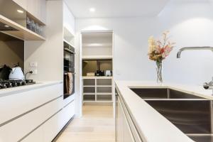 Gorgeous 3BR Apartment with Study overlooking BNE River