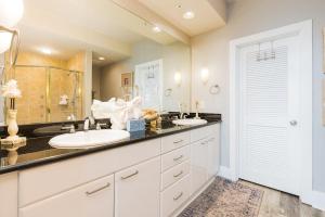 Caribe 305C by Youngs Suncoast