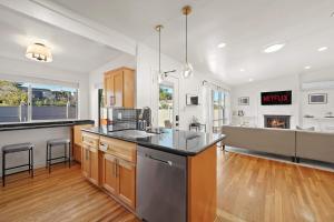 Stylish Retreat Near Mission Bay with Games & Firepit