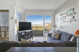 Oceanfront Condo King Suite & Pet-Friendly Stay