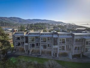 Oceanfront Condo King Suite & Pet-Friendly Stay