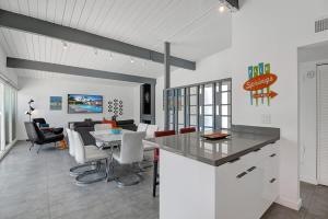 The Happy House - Alice Lodging