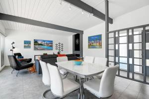 The Happy House - Alice Lodging