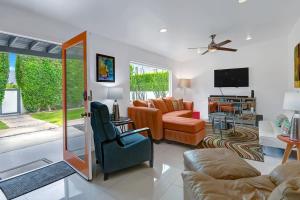 Teal and Tangerine Retreat - Alice Lodging