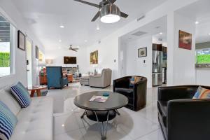 Teal and Tangerine Retreat - Alice Lodging