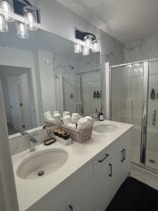 Slice of Heaven-Near Spruce Meadows 2 Car Garage - Central AC avail - Slps 8 -Entire Home
