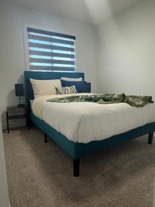 Slice of Heaven-Near Spruce Meadows 2 Car Garage - Central AC avail - Slps 8 -Entire Home