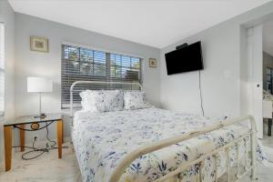 Sleeps 8 Near Busch Gardens with BBQ and Fenced Yard