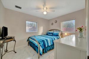Sleeps 8 Near Busch Gardens with BBQ and Fenced Yard