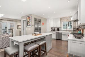 Dolomite Villas 10, Contemporary Townhouse with Views & Hot Tub, 1 Block to Ski Slopes