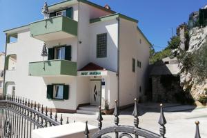 Apartments with parking space Makarska - 25063