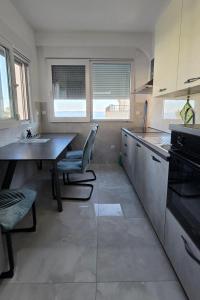 Apartments with parking space Makarska - 25063