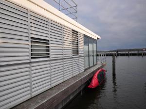Hausboot im Hafen in Ribnitz-Damgarten