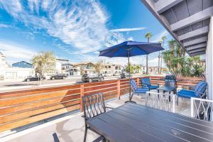Stylish 2Br Cottage W Large Patio, One House From The Sand By Beachview Rentals