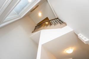 Modern Vaughan Retreat, 10 mins to Pearson Airport, Vaughan Mall