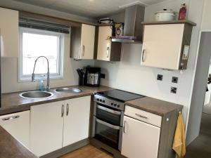 Lovely 6 Berth Caravan With Front Decking At Seawick, Essex Ref 27242Sw