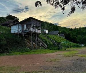 Homestay with Rive View Bann Good View