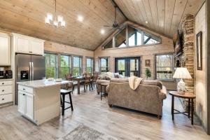 Beautiful Smoky Mountain Views with Hot Tub Game Room