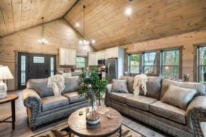 Beautiful Smoky Mountain Views with Hot Tub Game Room