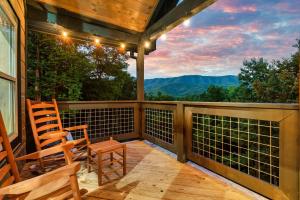 Beautiful Smoky Mountain Views with Hot Tub Game Room