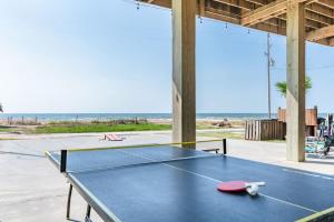 Steps To The Beach with Hot Tub Yard Games