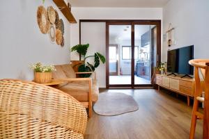 3 min walk from Kujo Station 4 rooms for 8 people Free parking Balcony Laundry and drying Direct access to USJ Namba Kyocera Dome