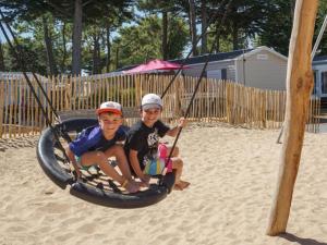 Mobil home confortable avec terrasse, 6 couchages - API-1-52-1462