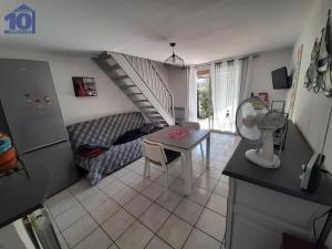 Pavillon 56 pers avec terrasses et parking, 700m plage - FR-1-781-114