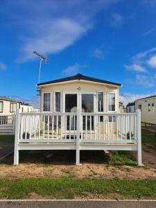 6 Berth Caravan With Decking For Hire In Essex, Seawick Holiday Park Ref 27015Hv