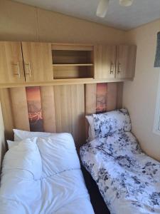 6 Berth Caravan With Decking For Hire In Essex, Seawick Holiday Park Ref 27015Hv