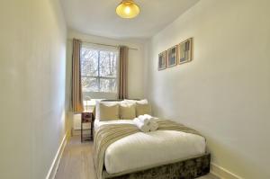 Modern 3 Bed Serviced Accommodation West London Nr Westfield - Ideal for Business Travel, Corporate, Relocation & Leisure Stays