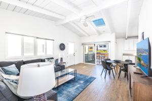 Stylish 2Br Cottage W Large Patio, One House From The Sand By Beachview Rentals