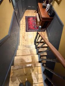 Big house, by the sea, with cats