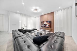 Spacious 7-Bedroom Escape at Solara Resort