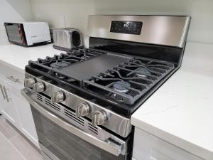 Modern 2BR Guest Suite w En-Suite Bathrooms 10 min to Rodeo Drive Near Kaiser and Cedars hospitals