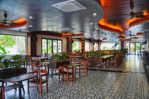 The Luna Tam Coc Hostel - Bar & Pool,Trekking Cuc Phuong