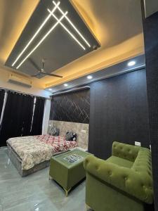 Skyview Modern Stay at Gaur City Center Noida