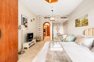 Sunny Studio with Pool, Gym & Sauna in Dubai Escape