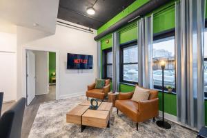 Modern 3BR in South Loop with Optional Parking and Gym Access Near McCormick Place, Chinatown and Soldier Field