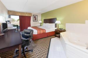 Deluxe King Room - Non-Smoking room in Days Inn & Suites by Wyndham Madison Heights MI