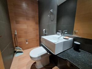 Modern One-Bedroom Apartment King and Queen Beds Two Bathrooms