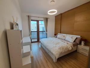 Modern One-Bedroom Apartment King and Queen Beds Two Bathrooms