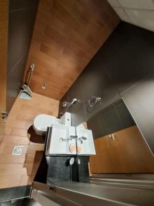 Modern One-Bedroom Apartment King and Queen Beds Two Bathrooms