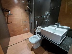 Modern One-Bedroom Apartment King and Queen Beds Two Bathrooms