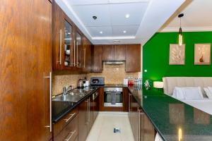 Prime Modern Downtown Studio - Boulevard View