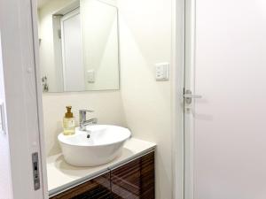 3 min walk from subway Direct to Nihonbashi, Shinsaibashi Tsutenkaku, Kuromon Market within walking distance 1 bedroom for 2 people 8th floor elevator apartment