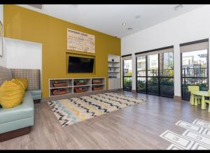 Gorgeous 1 king bed 1 sofa bed