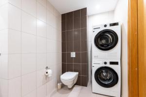 2BR, Parking Included, Wi-Fi, next to Old Town